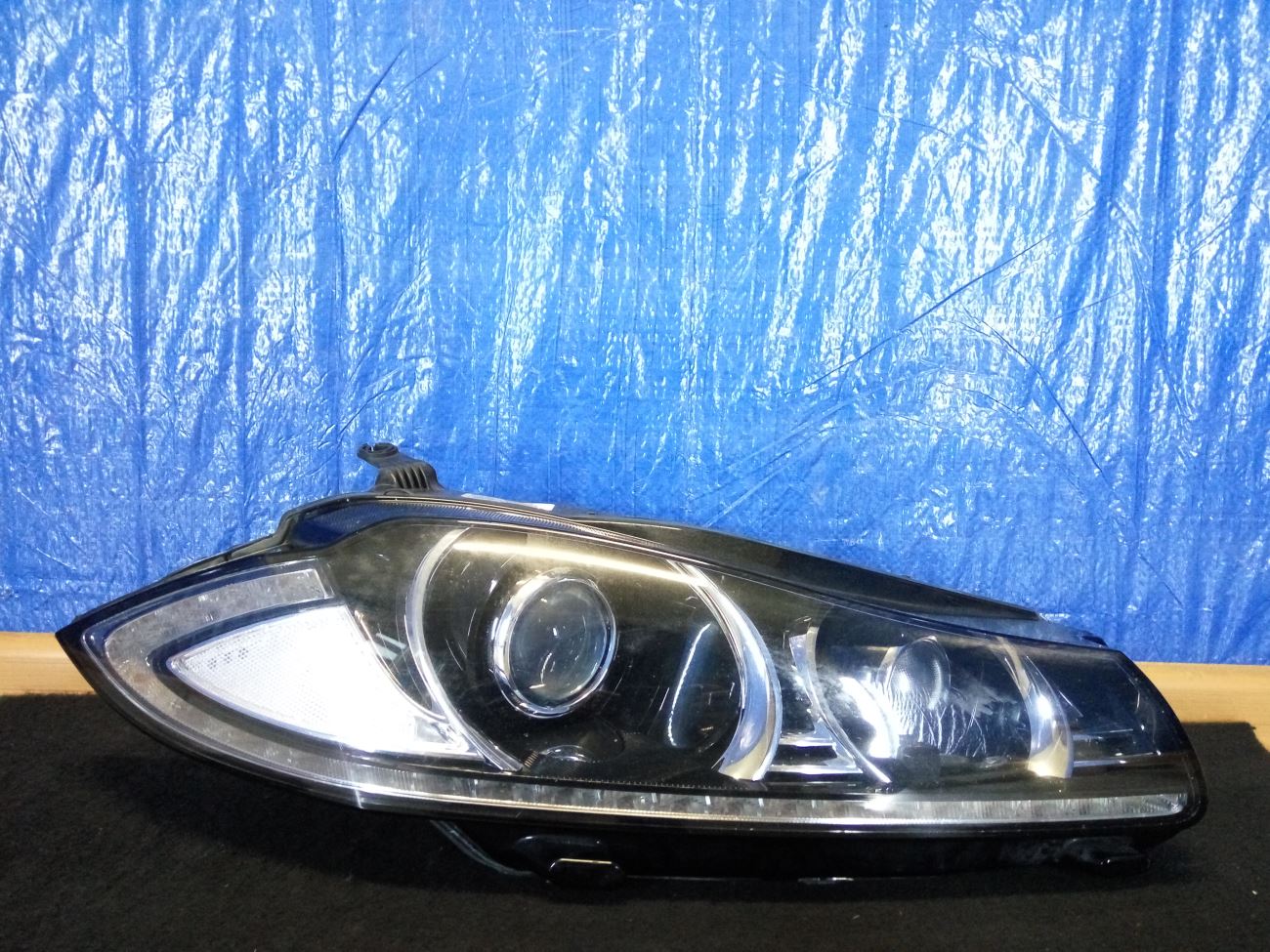 Окрас масок фар ягуар xf. Фары ягуар xf. Фары jaguar xf 2012. Фары ягуар xf. Накладка под фару лф гранта правая артикул.