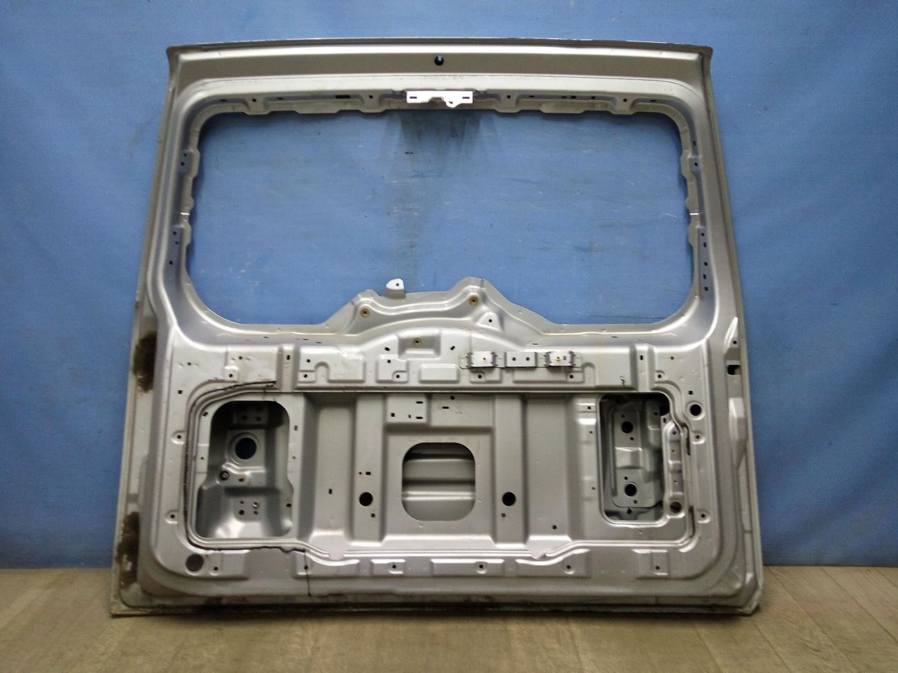 Дверь багажника паджеро спорт. Дверь багажника Мицубиси Паджеро 4. Митсубиси Паджеро дверь багажника. Детали двери багажника Паджеро 4. Задняя дверь багажника на Паджеро 4.