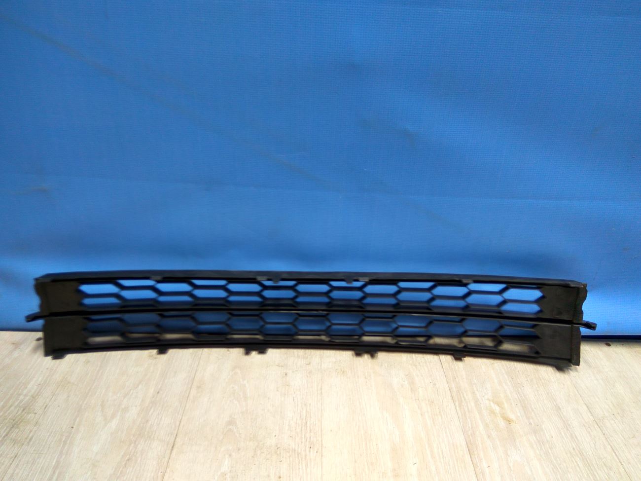 60U8536779B9 Решетка в бампер нижняя Skoda Rapid 2012-2020 60U853677 9B9