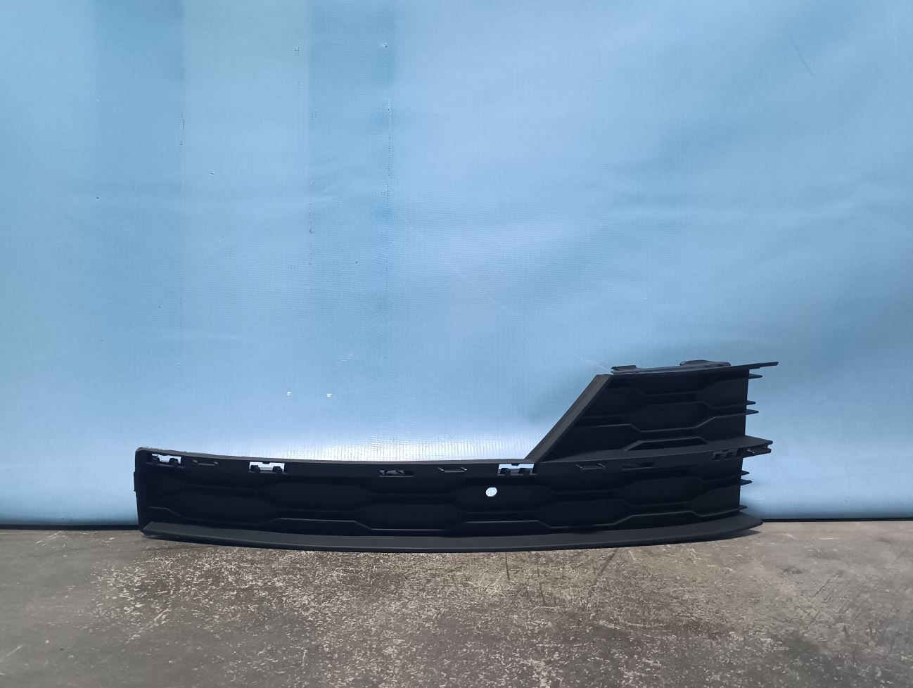5E0807682G9B9 Решетка в бампер нижняя правая Skoda Octavia 3 A7 2013-2020 5E0807682G 9B9