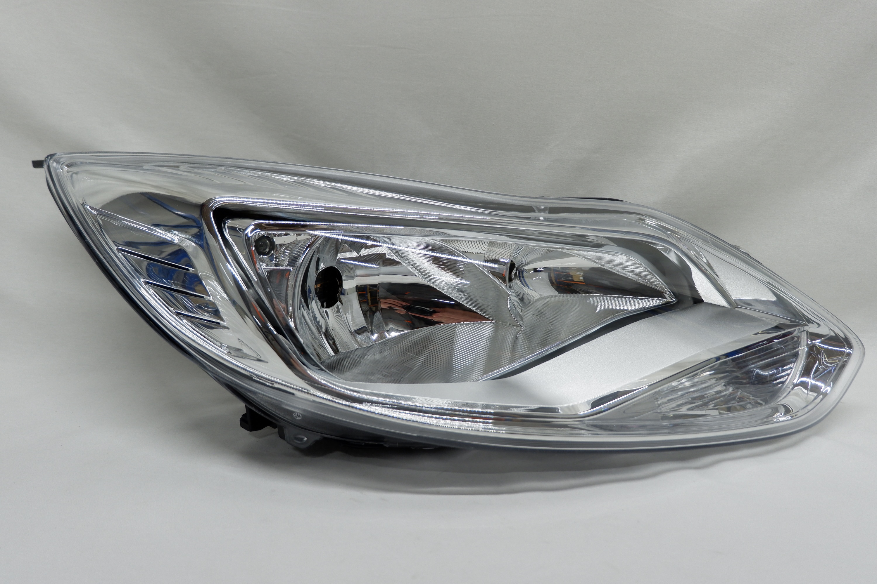 Фара правая Ford Focus 2012 светлая Правая