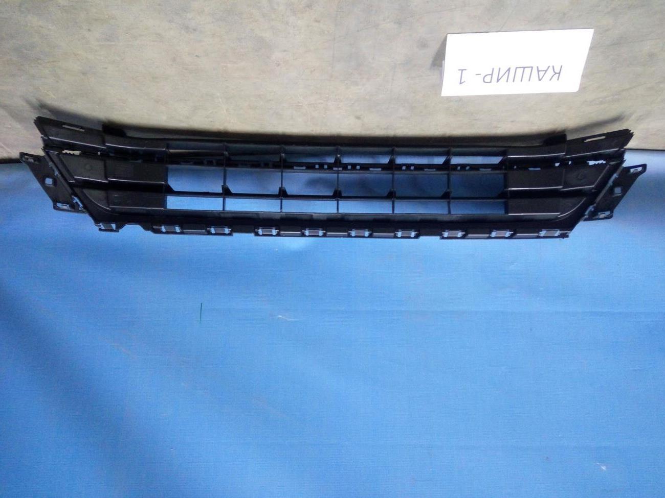 5C6853677D Решетка в бампер нижняя центральная Volkswagen Jetta 6 2010-2020