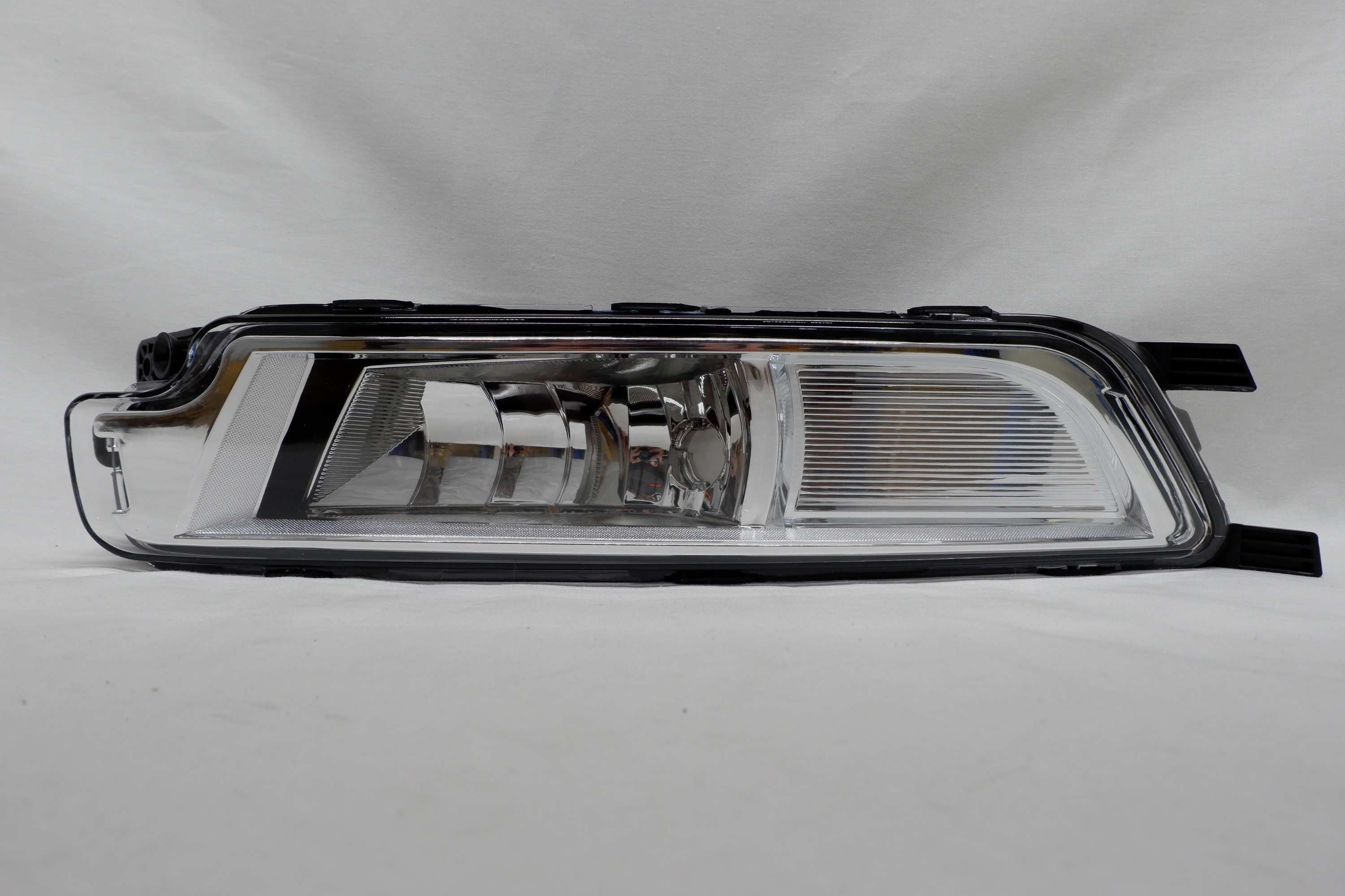 Фара противотуманная левая Volkswagen Passat 2015 одна лампа