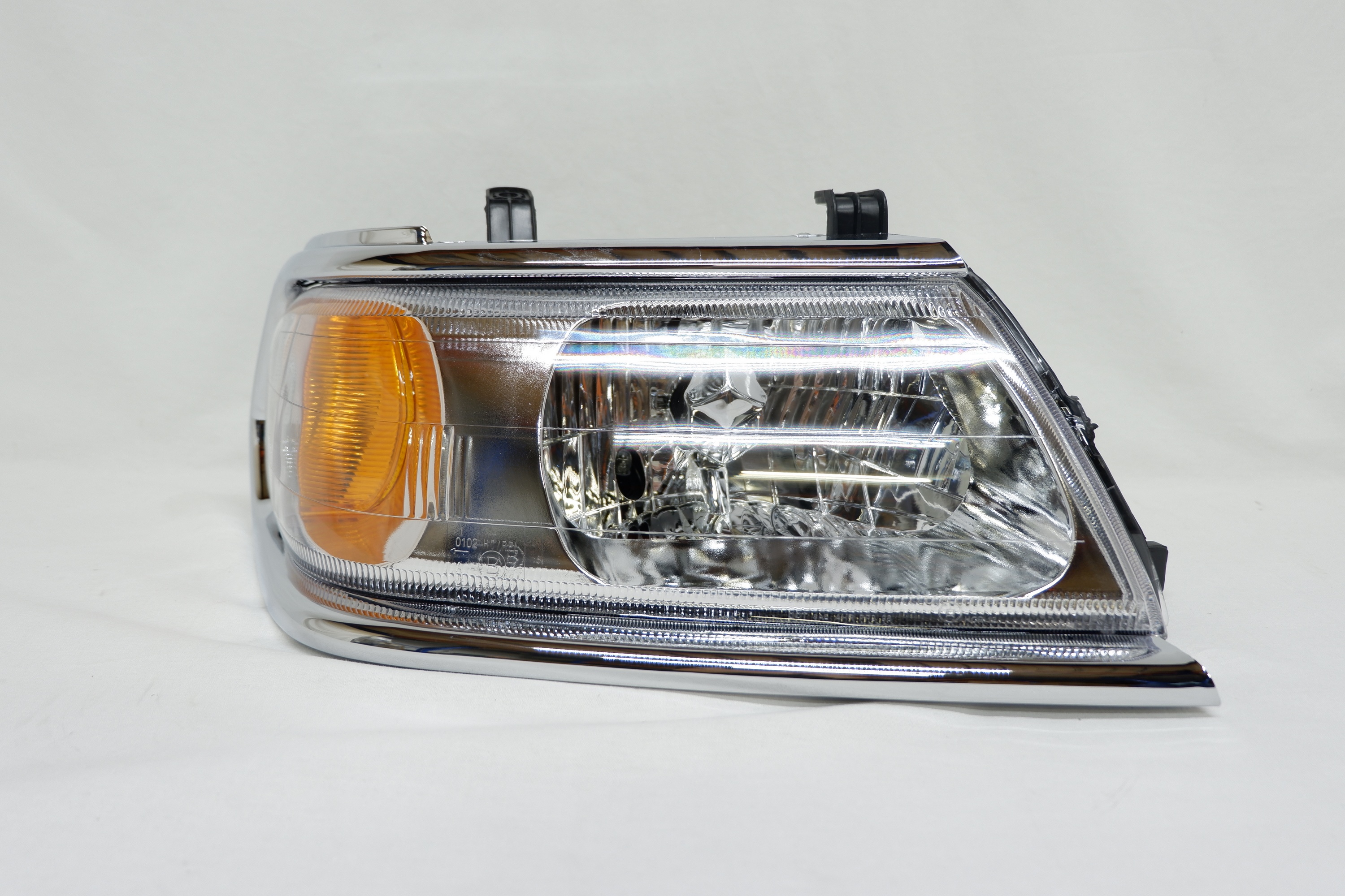 Фара правая Mitsubishi Pajero Sport 2003