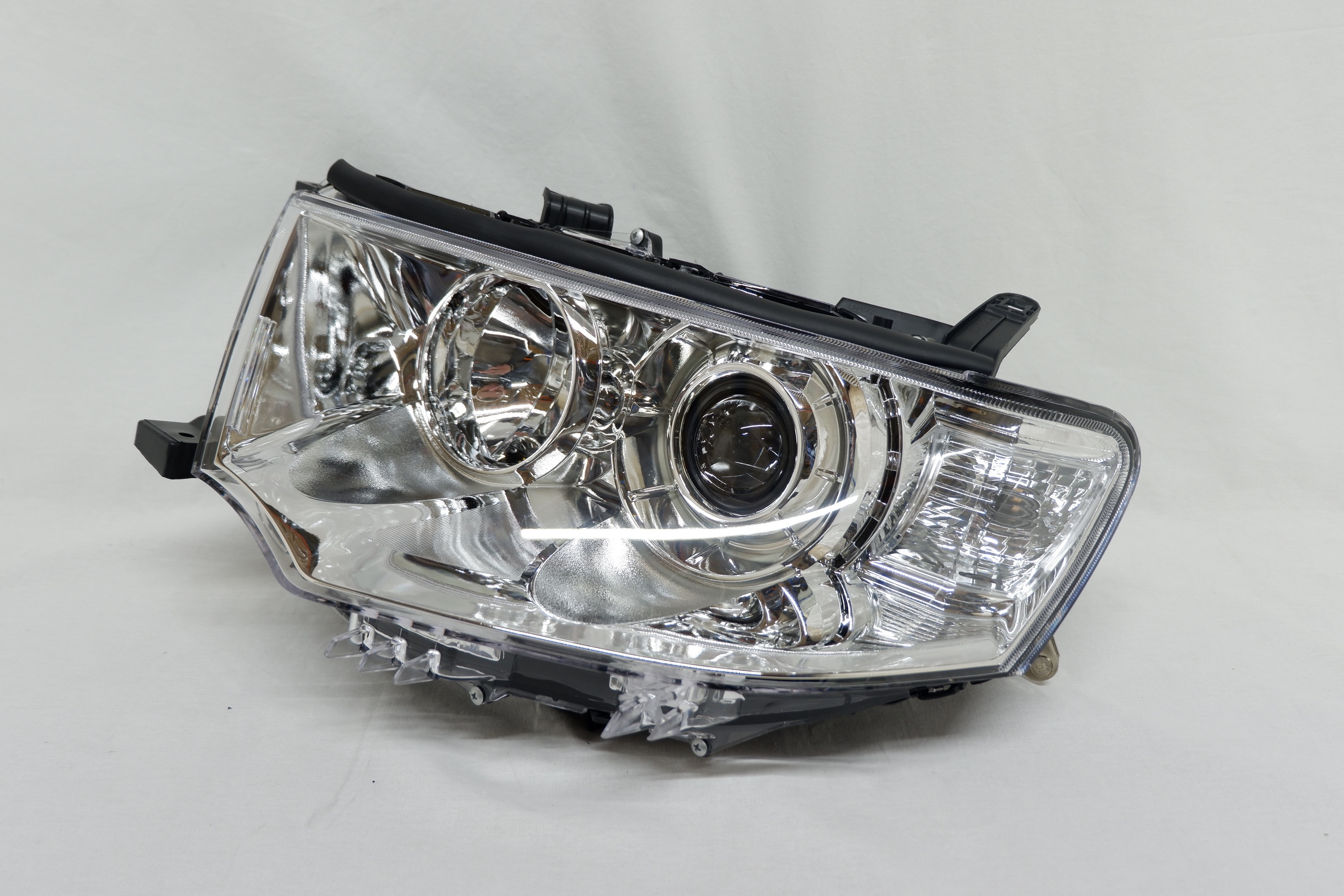 Фара левая Mitsubishi Pajero Sport 2 (2008-2015)