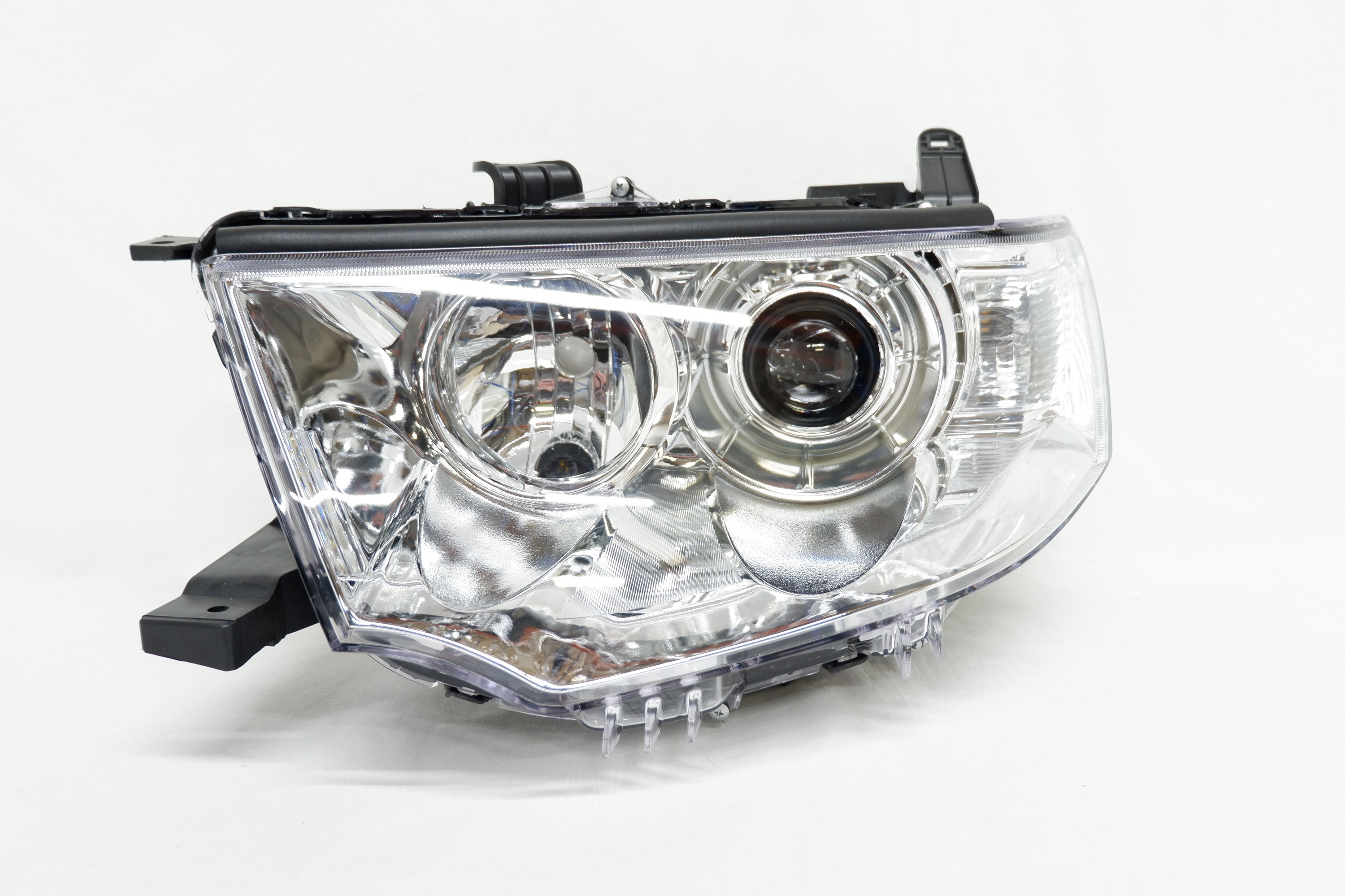 Фара левая Mitsubishi Pajero Sport 2 (2008-2015)