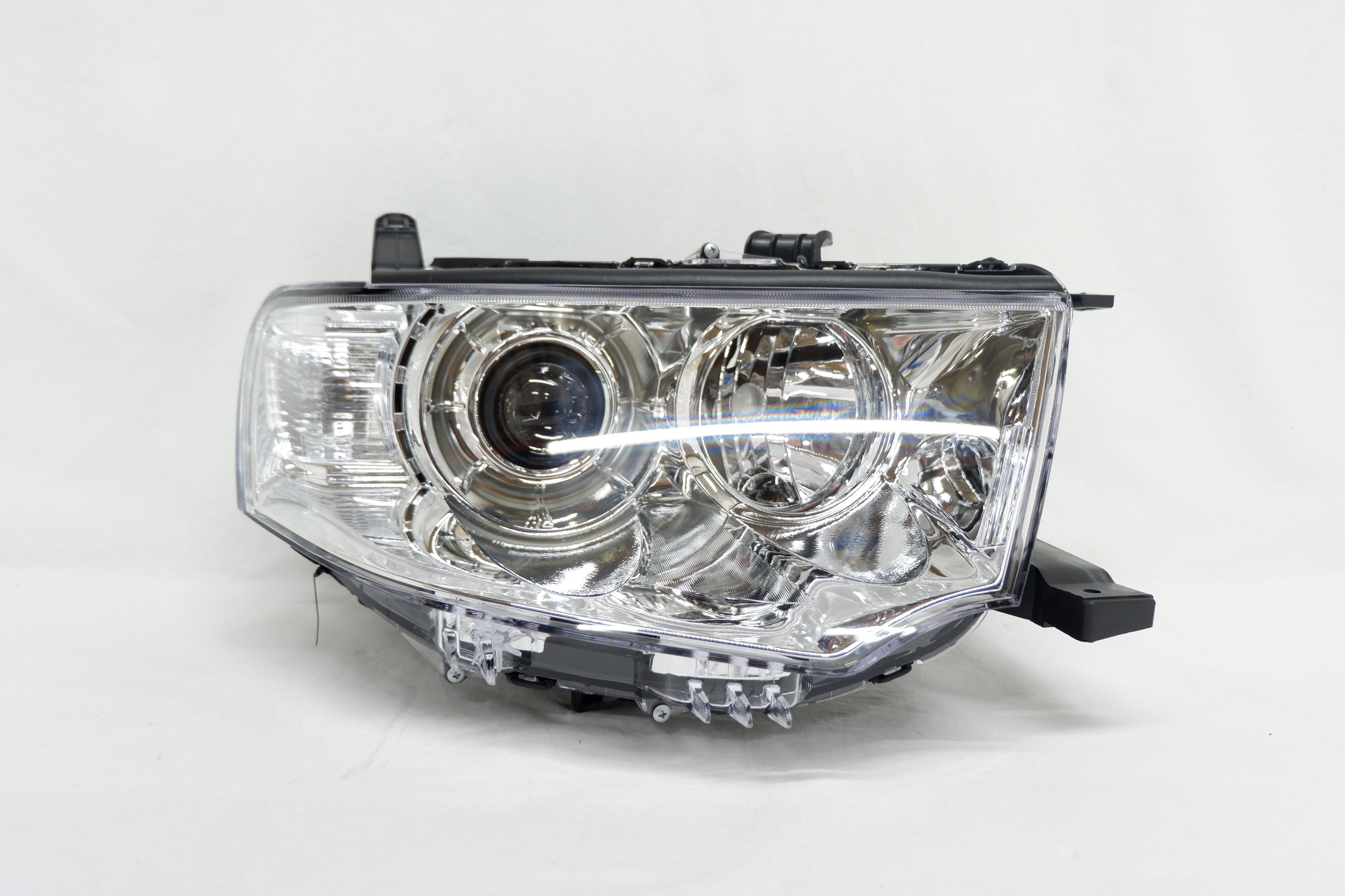 Фара правая Mitsubishi Pajero Sport 2 (2008-2015)