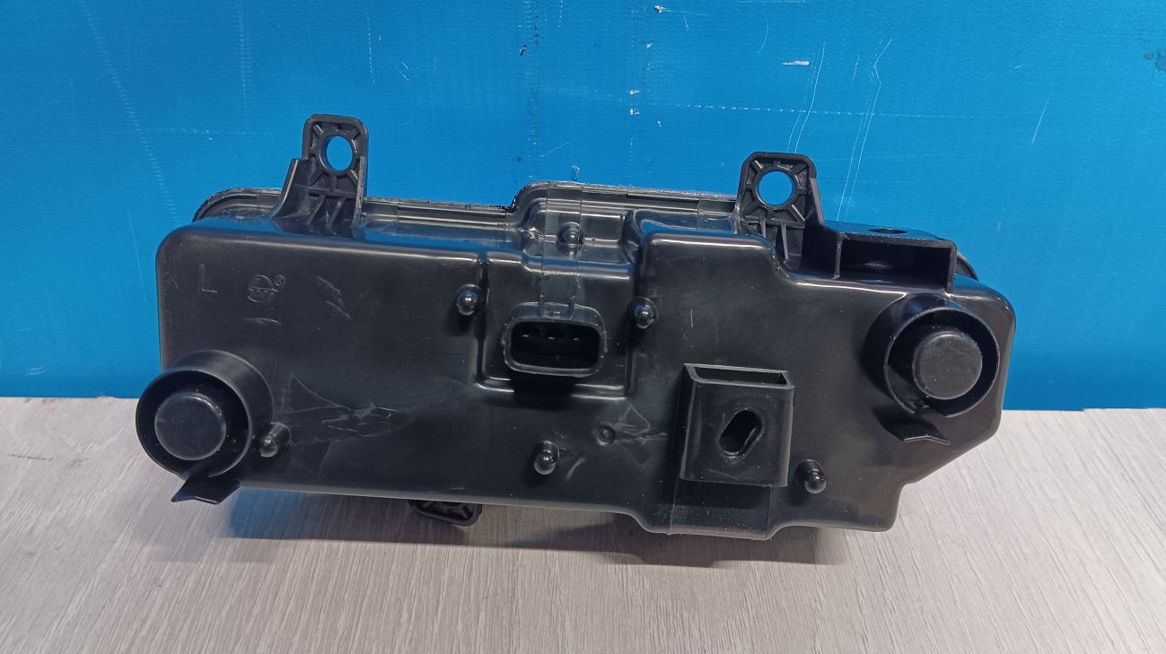 8312A019 Ходовой огонь левый Mitsubishi Pajero 4 2006-нв