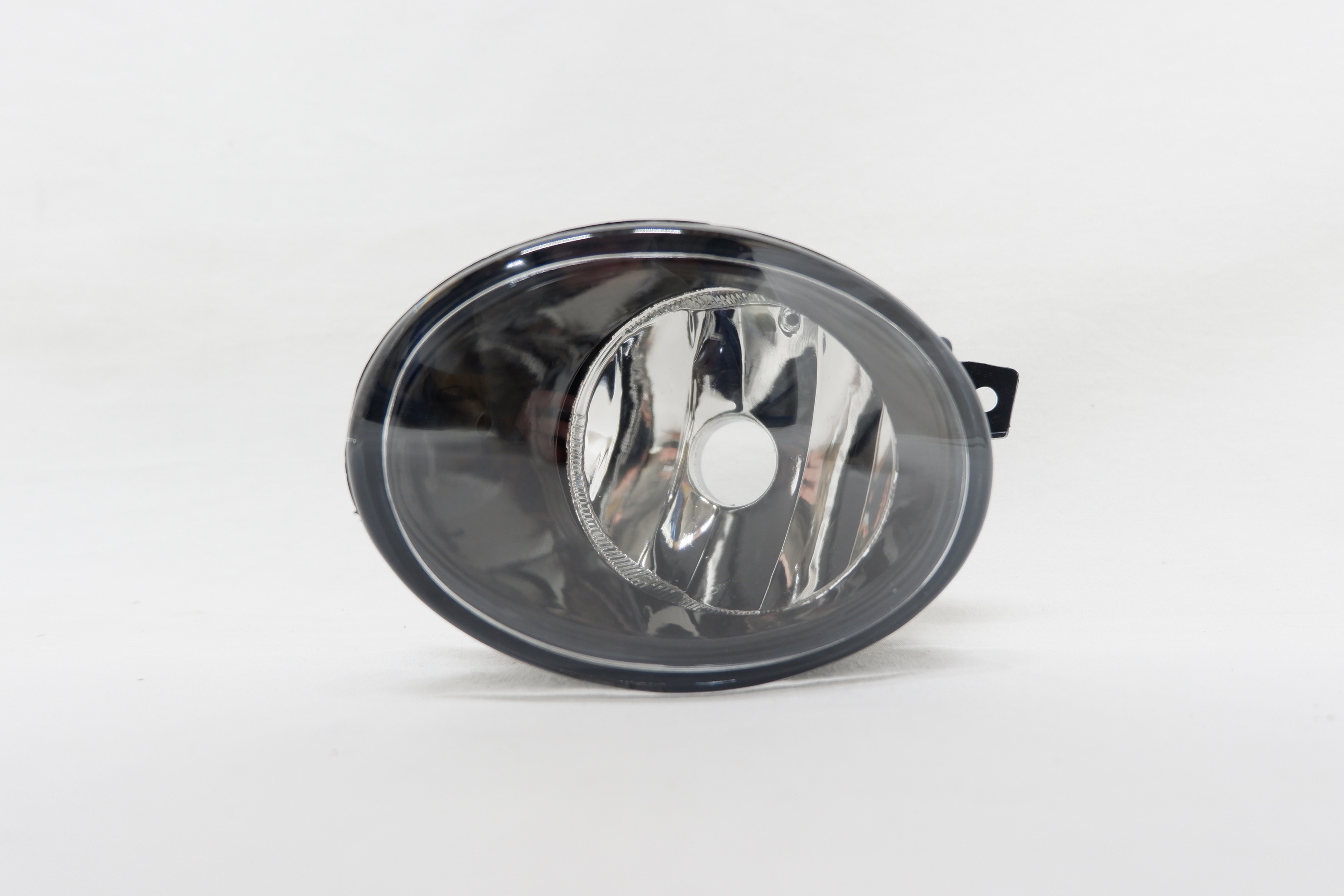 Фара противотуманная левая Volkswagen Amarok 2017