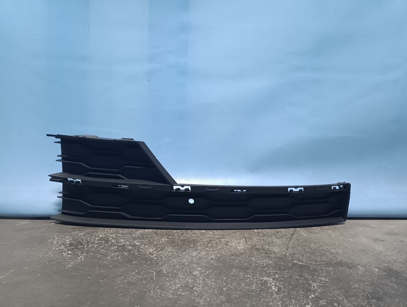 5E0807681G9B9 Решетка в бампер нижняя левая Skoda Octavia 3 A7 2013-2020 5E0807681G 9B9