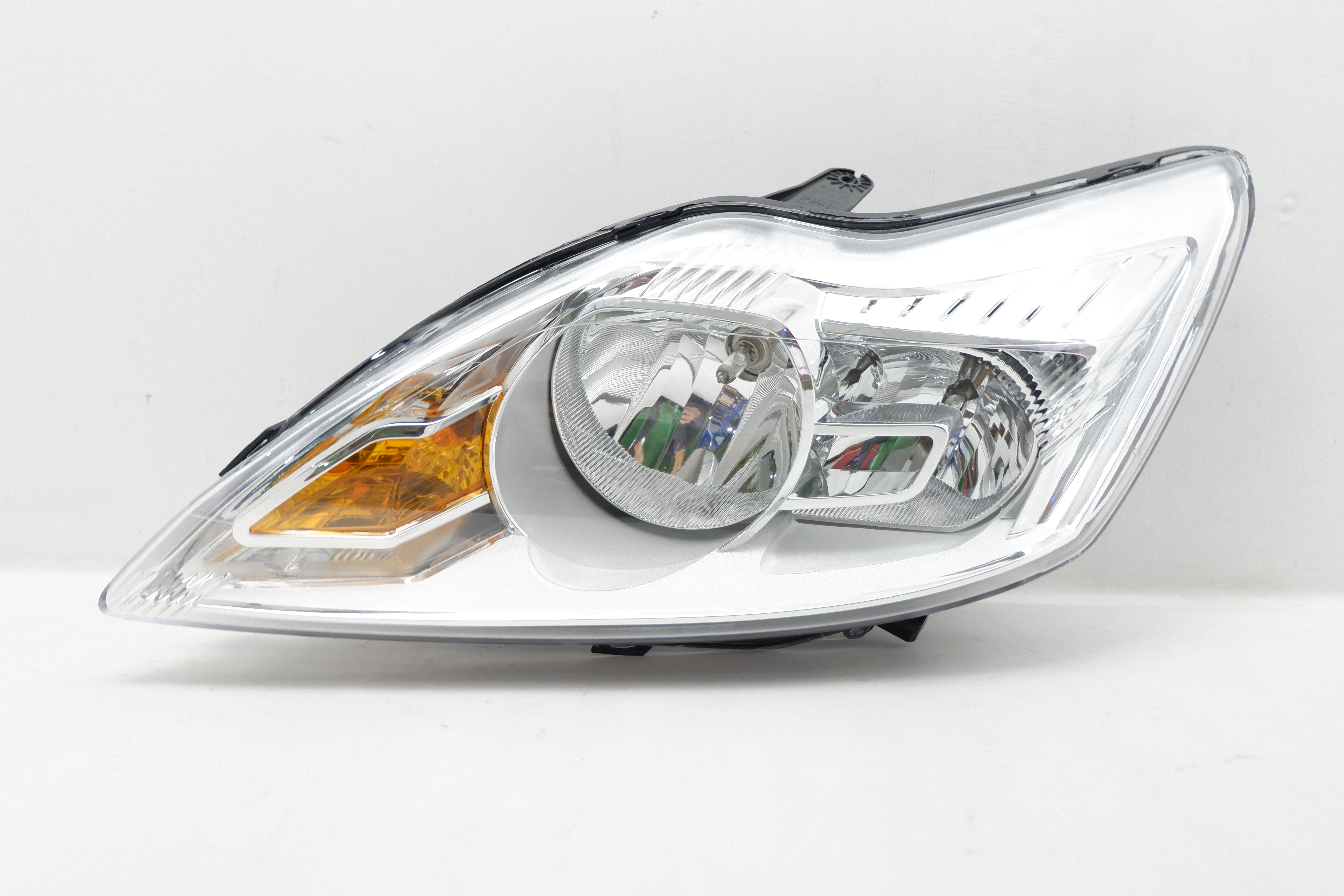 Фара левая Ford Focus 2005 светлая