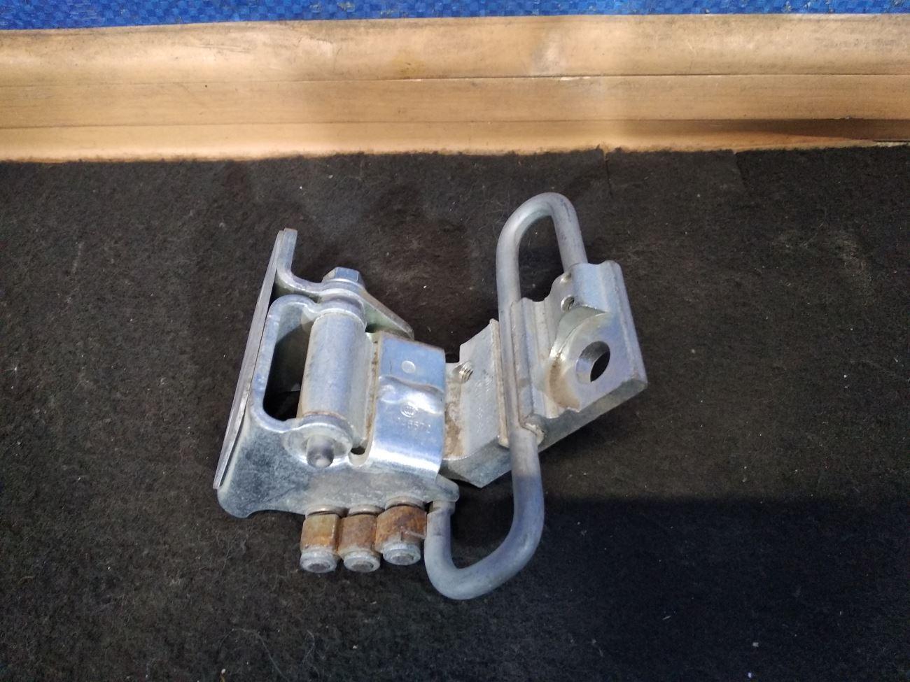 петля двери volkswagen passat b4. петля двери фольксваген. петля двери пассат. петля двери пассат. дверные петли пассат б4.